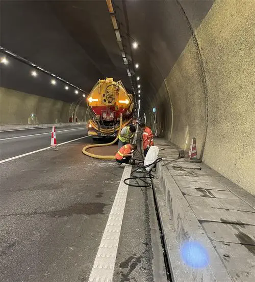 满城隧道排水渠清淤